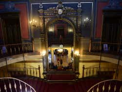 Escadaria principal do Palácio Sutu