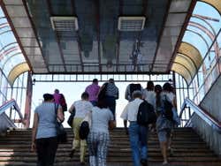 Saindo do metrô de Bucareste